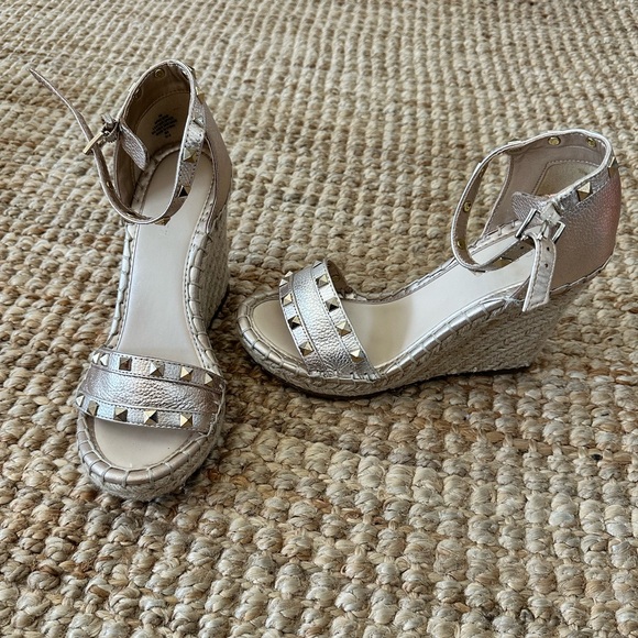 MARC FISHER PLATFORM ROSE GOLD STUDDED WEDGE ESPADRILLES SIZE 7